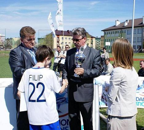 Wicestarosta Janusz Grabek i Dariusz Lisowski wreczaja Puchar za V mieksce Futtbool Academy